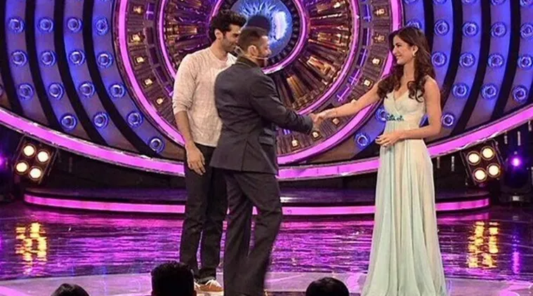 Katrina tersenyum manis dan tersipu malu dengan pujian Salman padanya © Indianexpress.com