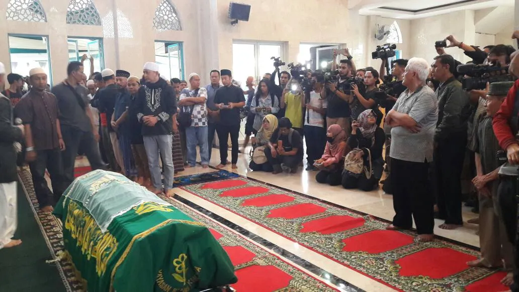 Billy Syahputra dan Ustaz Zacky Mirza ikut mengusung keranda Jupe ke Masjid untuk disalatkan ©KapanLagi.com®/Fikri Alfi Rosyadi