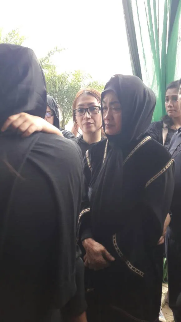Sri Wulansih, ibunda Jupe menunggu di luar Masjid ©KapanLagi.com®/Fikri Alfi Rosyadi