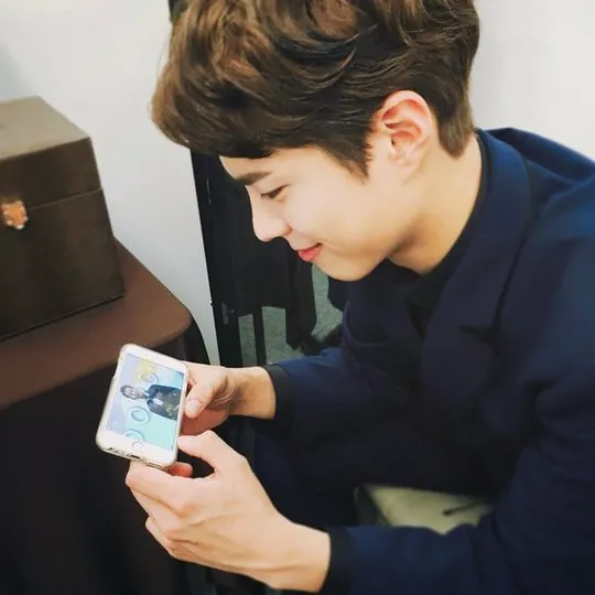 Park Bo Gum dukung Descedants of the Sun. © soompi.com