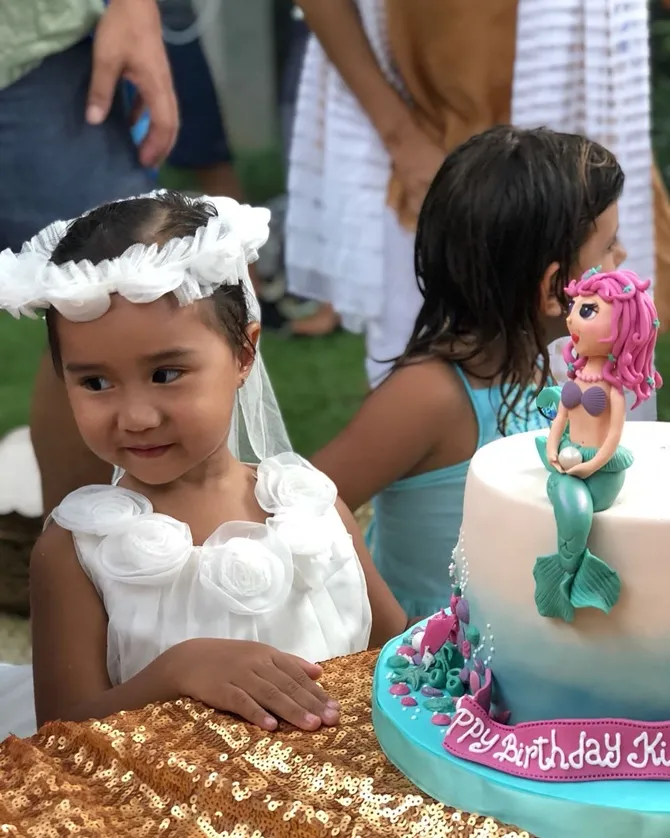 Ulang tahun Kinandari dengan kue putri duyung (credit: instagram.com/happysalma)