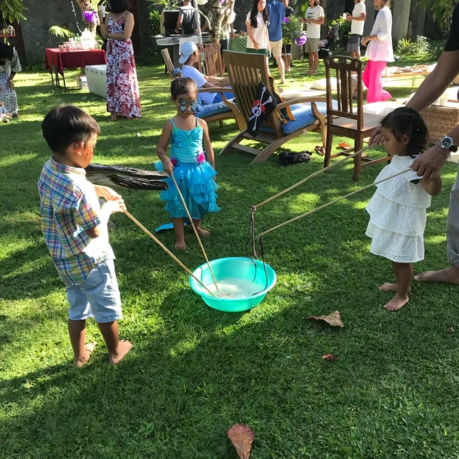 Berbagai permainan dihadirkan dalam ultah Kinandari (credit: instagram.com/happysalma)