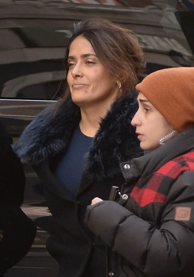 Wajah Salma Hayek 'berjerawat' © Dailymail.co.uk