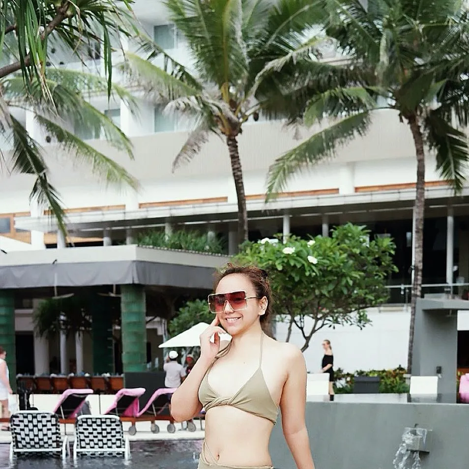 Memakai Bikini