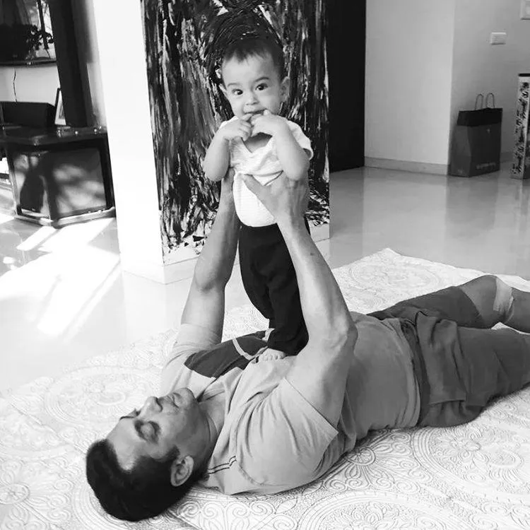Meski kaki sedang sakit, Salman Khan tetap bermain dengan baby Ahil ©instagram/arpitakhansharma
