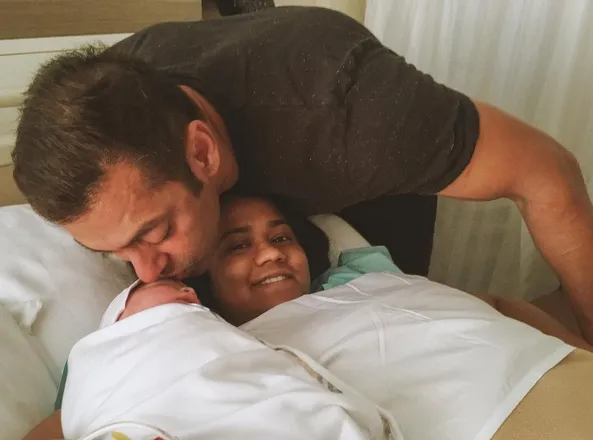 Salman Khan kunjungi Arpita dan bayinya yang baru lahir ©instagram/aaysharma