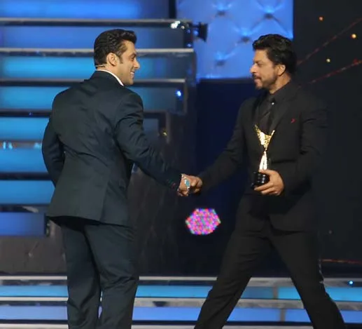Salman Khan beri kado berupa doa tulus kepada Shahrukh Khan. ©desimartini.com