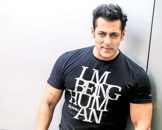 T-shirt yang dipakai Salman harganya cuma Rp 150 ribu, percaya? ©fashiondaily.co.in