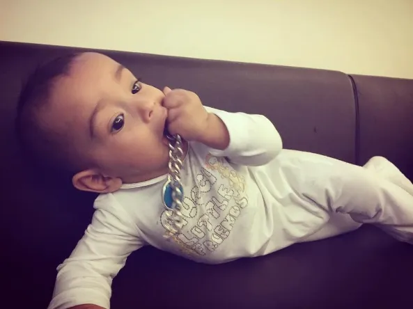 Ahil nampak menikmati momennya ngemut gelang jimat keberuntungan Salman Khan ©instagram/arpitakhansharma