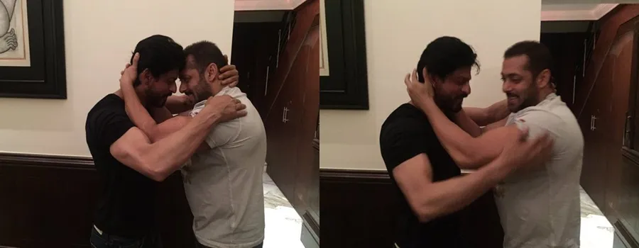 Begini aksi SRK dan Salman saat keduanya bertemu © Twitter.com/iamsrk