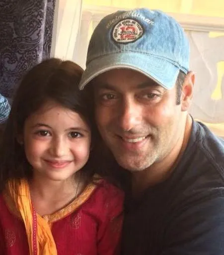 Ini dia pose Salman Khan dengan si cantik Harshita Malhotra @pinkvilla.com