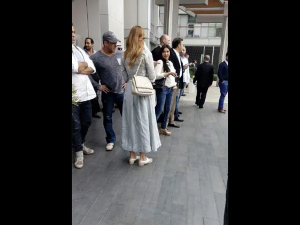Salman dan Iulia kepergok bersama di bandara Dubai © Filmibeat.com