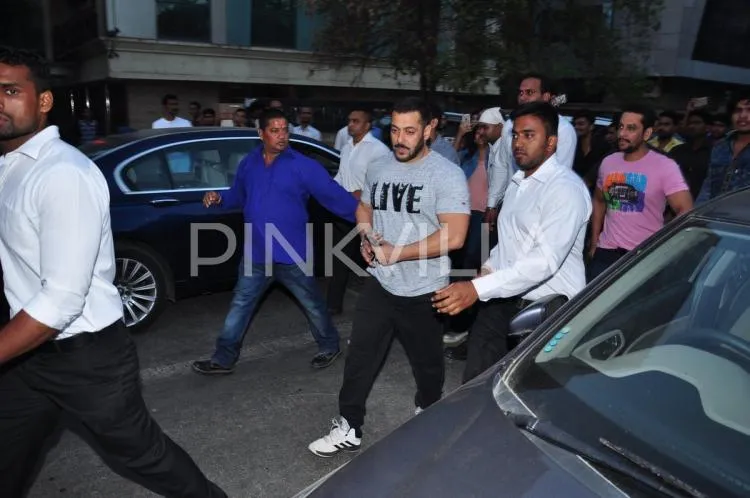 Salman Khan dikelilingi fans yang ingin mendekatinya © Pinkvilla.com