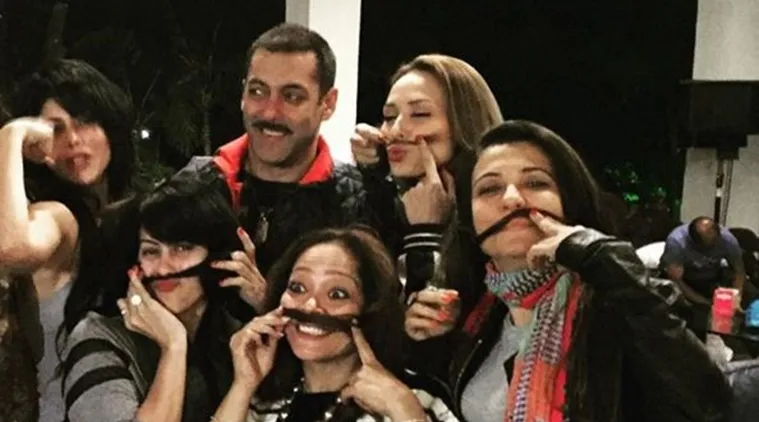 Lihat ekspresi Salman Khan saat Iulia dan temannya yang lain 'mengejek' kumisnya © Indianexpress.com