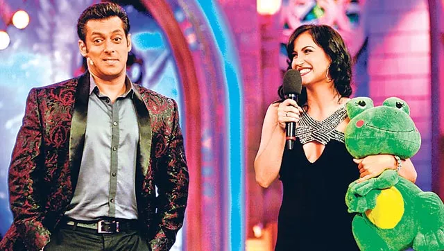 Salman Khan saat membawakan acara Bigg Boss 7 di mana Elli Avram jadi bintangnya kala itu, kemudian kabar kedekatan keduanya pun merebak @hindustantimes.com