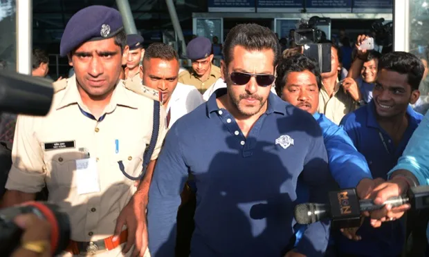 Berkarir selama hampir 26 tahun, Salman Khan punya banyak fans yang rasa cintanya sangat besar untuk sang idola @theguardian.com