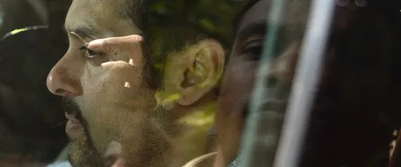 Aktor Salman Khan saat berada di dalam mobilnya usai sidang kedua kasus kepemilikan senjata api dan penembakan hewan dilindungi @huffingtonpost.in