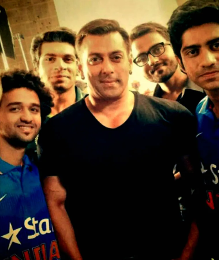 Foto bareng Salman Khan dengan tim Mauka Mauka di Mumbai @indianexpress.com