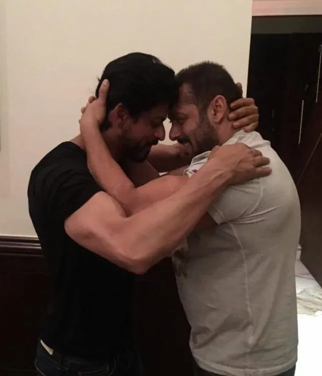 Salman Khan beri pelukan selamat ultah ke SRK. ©pinkvilla