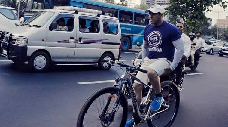 Salman Khan terlihat bersepeda sendiri tanpa pengawalan di tengah padatnya kota Mumbai @indianexpress.com