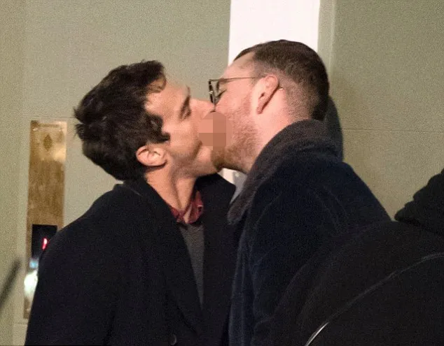 Sam dan Brandon tertangkap ciuman mesra © dailymail.co.uk