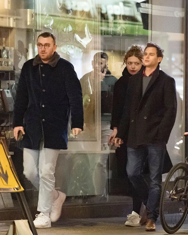 Sam dan Brandon jalan-jalan santai di kawasan Soho © dailymail.co.uk