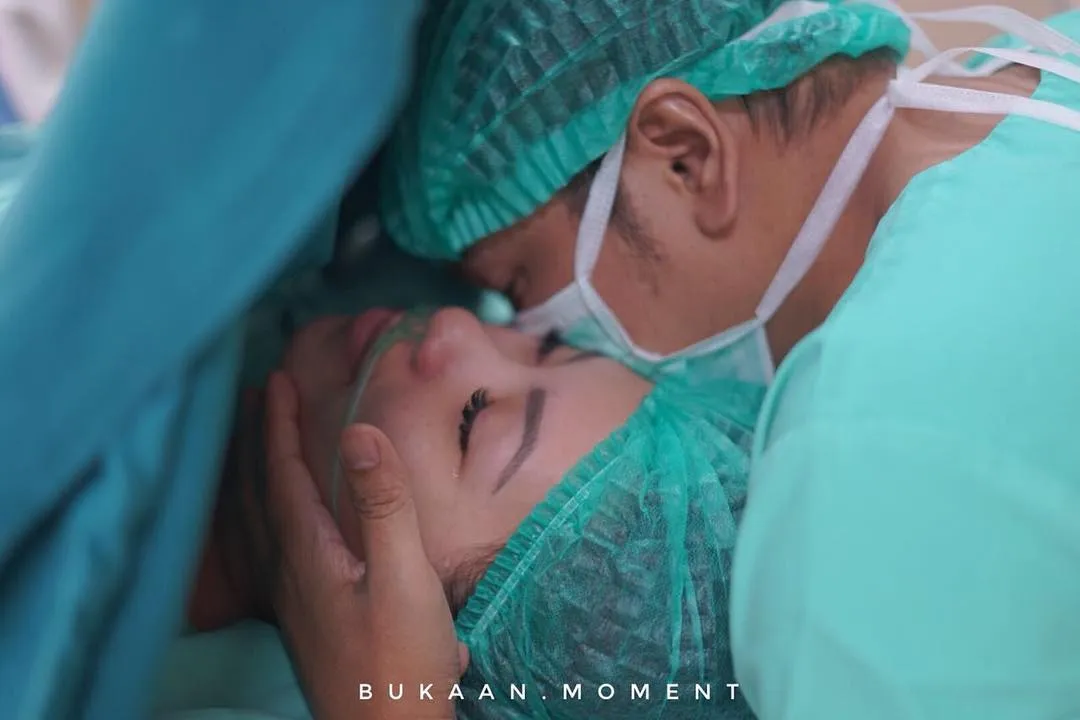 Proses persalinan berlangsung cukup lama bagi Viviane © instagram.com/sammysimorangkir