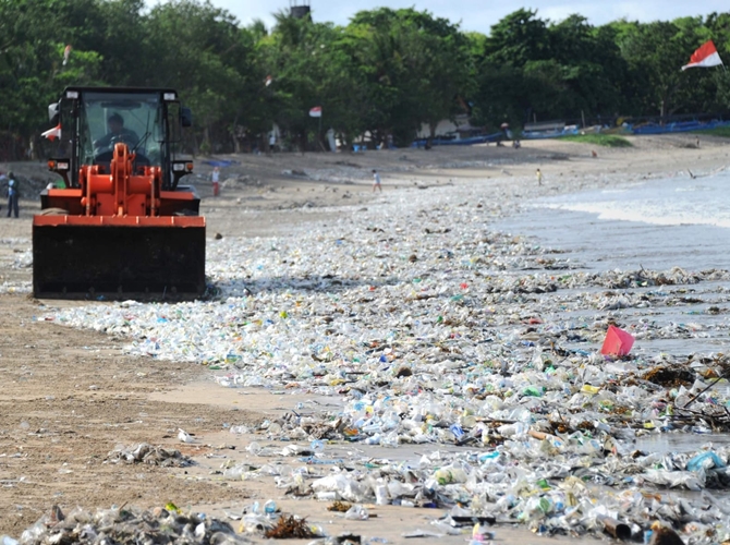 Sampah menumpuk di sepanjang Pantai Kuta. Credit: SONNY TUMBELAKA/AFP