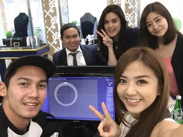 Samuel dan Franda bikin cincin nikahan © Instagram.com/frandaaa87
