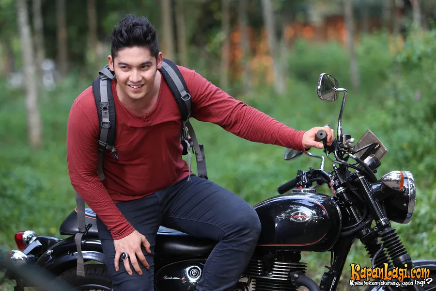 Samuel Zylgwyn pilih untuk gunakan waktu break untuk gosok batu akik © kapanLagi.com®/Budy Santoso