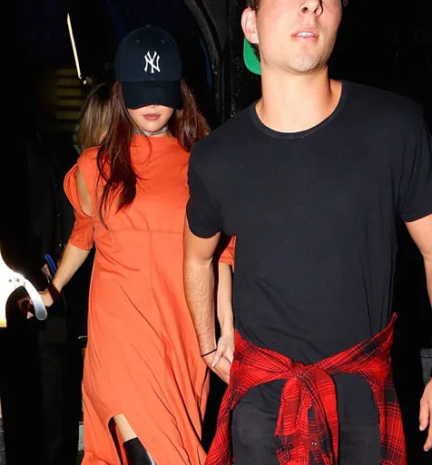 Samuel Krost menggandeng Selena Gomez keluar dari tempat acara berlangsung © dailymail.co.uk