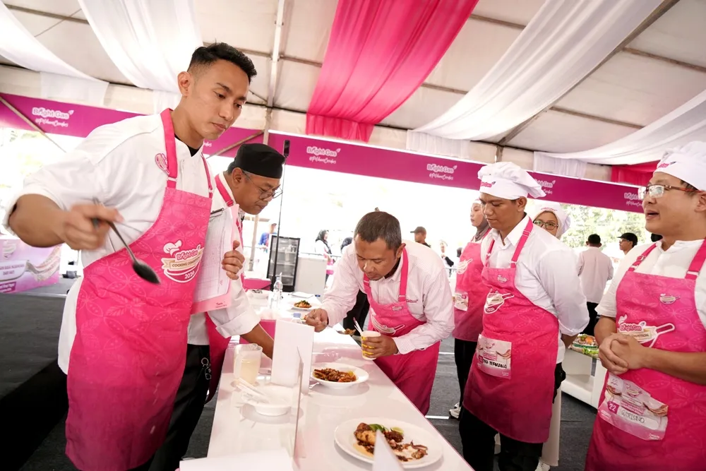 Para juri menilai masakan peserta semifinal Bright Gas Cooking Competition 2026 Tegal. 