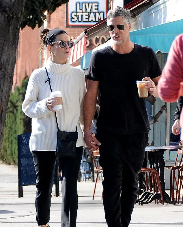 Sandra Bullock dan Bryan dikabarkan bakal menikah tahun depan © Fameflynet