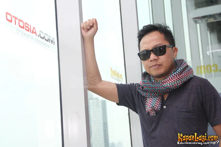 Elva Patty duet dengan Sandhy Sondoro.