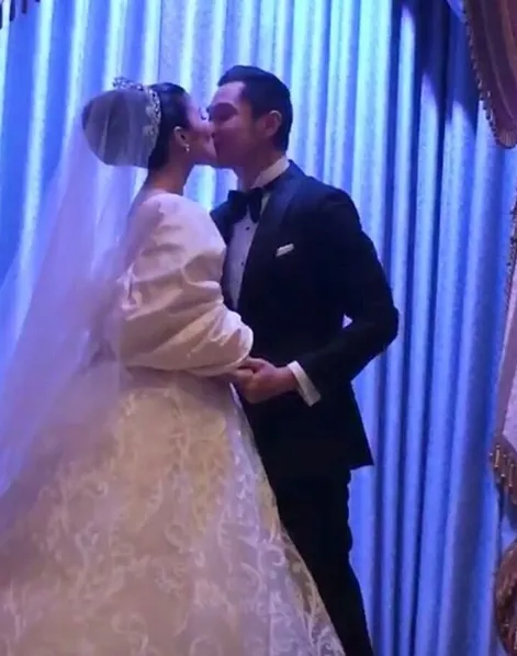 Harvey mencium Sandra Dewi di acara resepsi mereka ©instagram/sandradewiharveyy