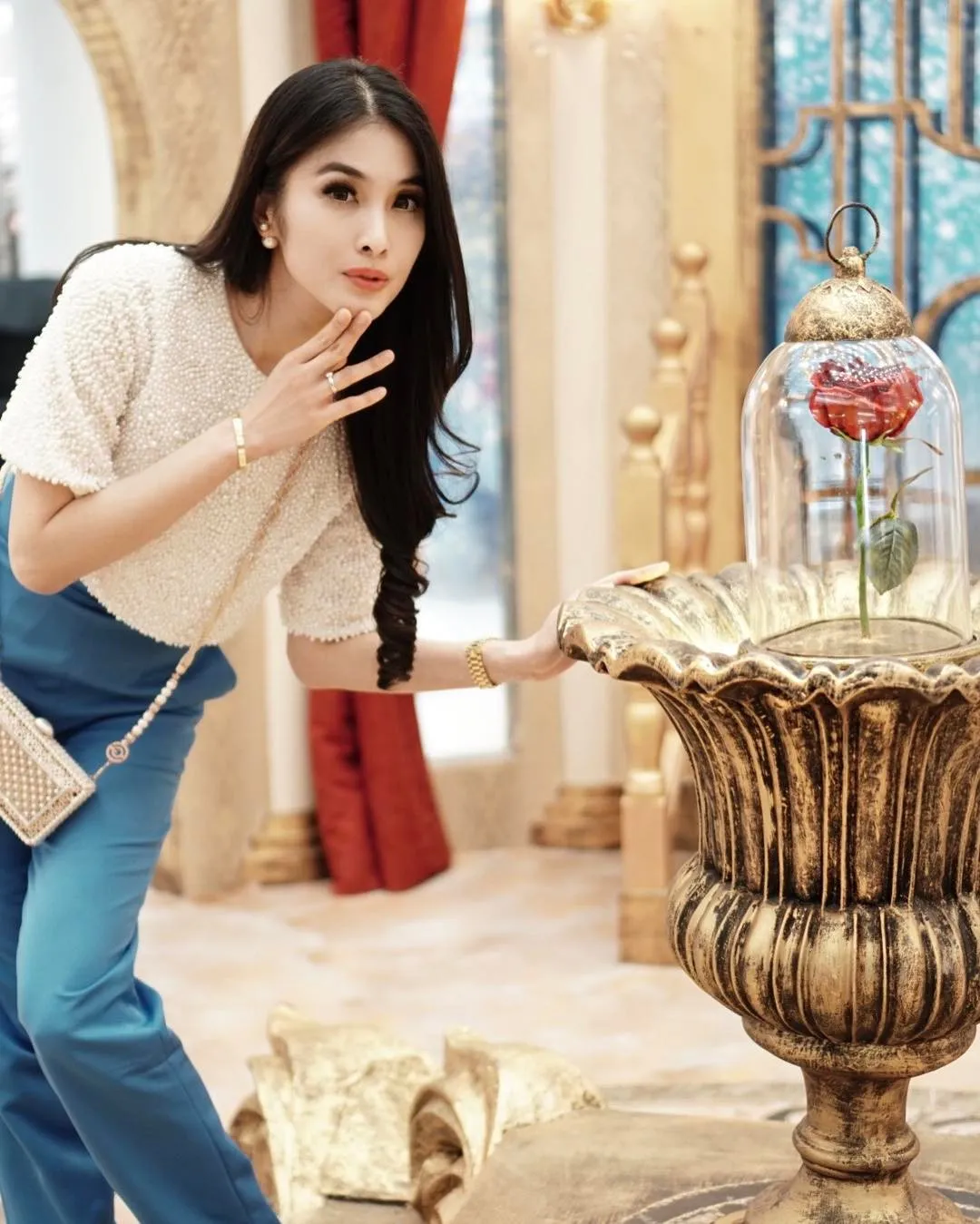 Nonton 'BEAUTY AND THE BEAST', Sandra Dewi mengaku puas! © instagram.com/sandradewi88
