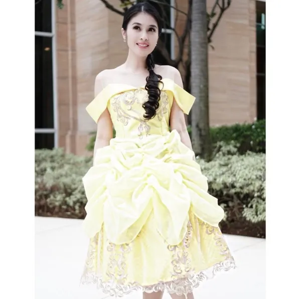 Sandra Dewi tampil anggun dan menawan layaknya Belle dari BEAUTY AND THE BEAST © instagram.com/sandradewi88