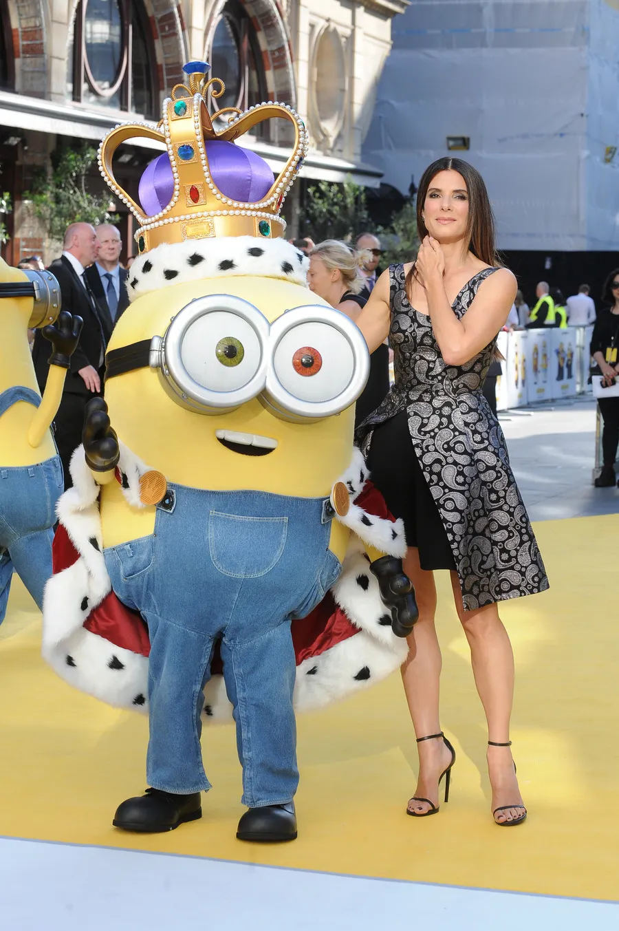Sandra Bullock bersama minion ketika premiere di London © splashnews.com