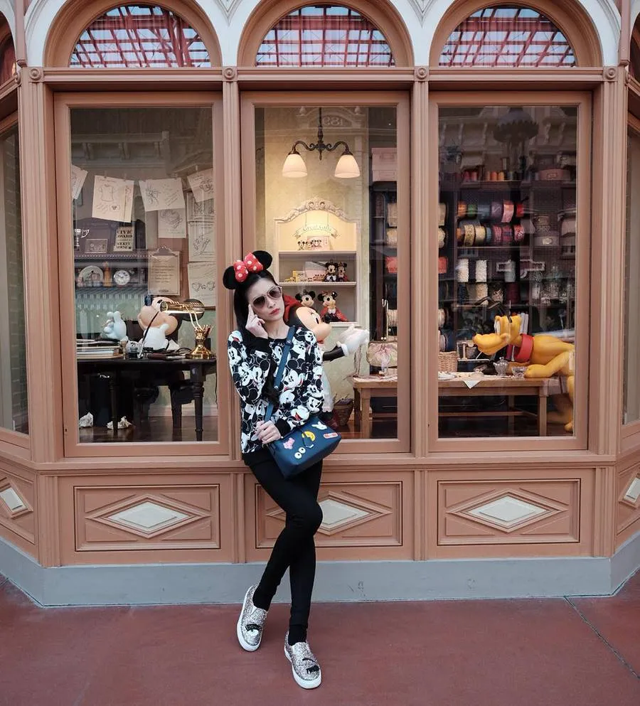 Sandra Dewi saat asyik jalan-jalan di Disneyland Jepang/©instagram.com/sandradewi88