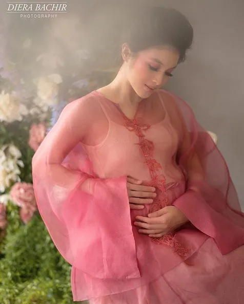 Di maternity shoot lain, Sandra tampil dengan gaya klasik. /©instagram.com/sandradewi88