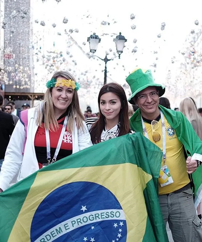 Sandra Olha berfoto bersama suporter Brazil. © Instagram/sandraolga