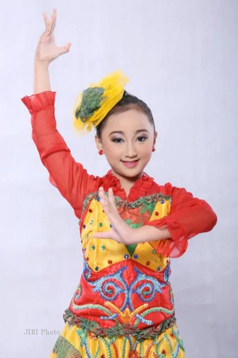Sandrina dinilai memiliki nilai lebih daripada Vina sang pelukis pasir. ©JIBI Photo via remaja-online-terbaru