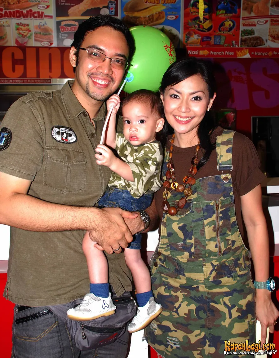 Sandy Tumiwa bersama Tessa Kaunang dan si buah hati @KapanLagi.com