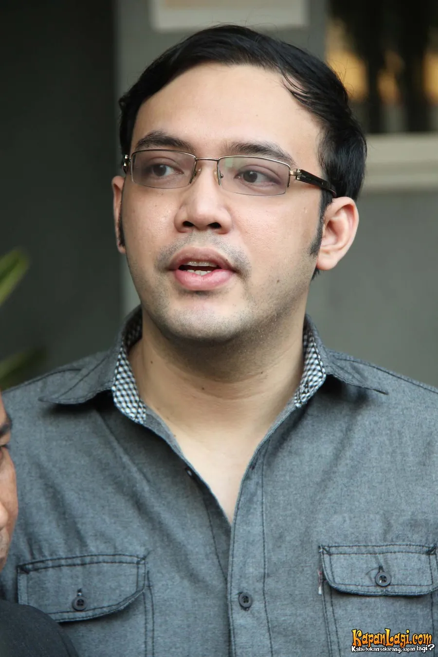 Sandy Tumiwa mengaku mengajak istrinya untuk menjadi mualaf.