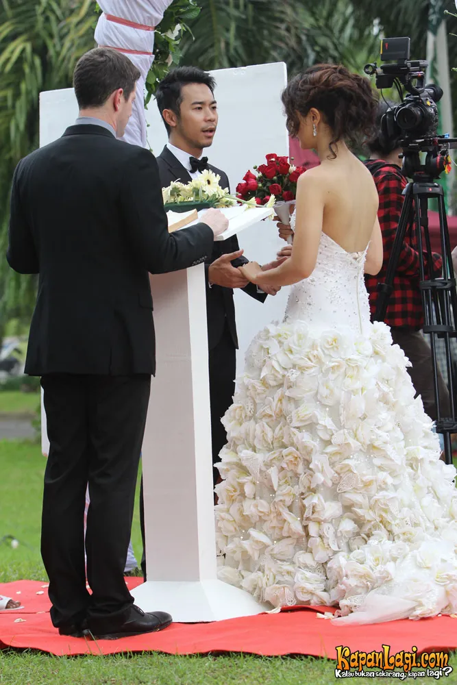 Atiqah Hasiholan menjalani syuting video klip dengan Sandy Thema dengan konsep pernikahan.