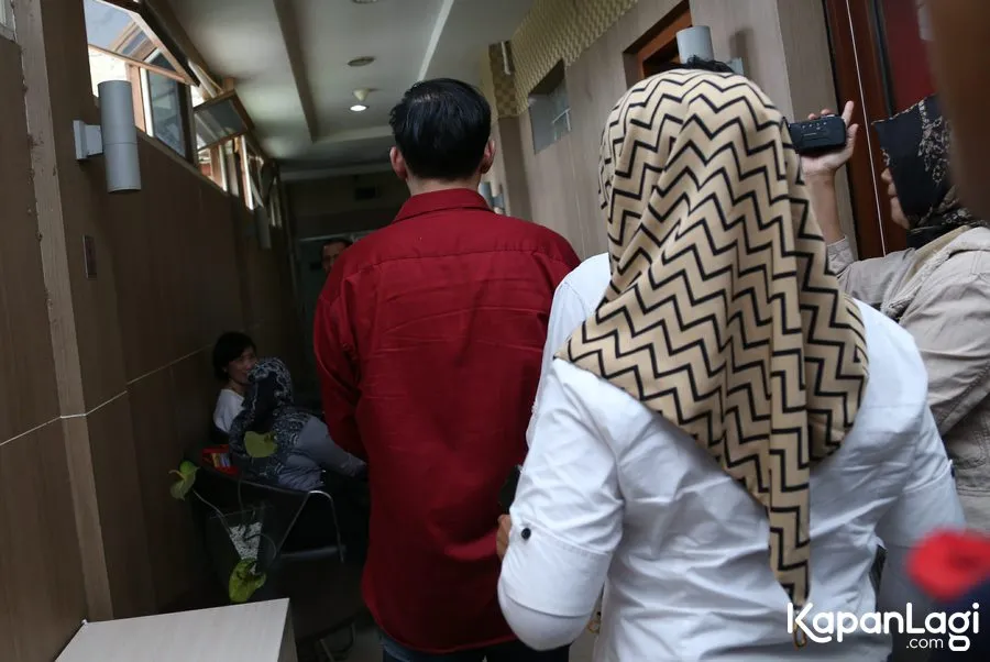Sandy Tumiwa diamankan Reserse karena merupakan tersangka kasus penipuan dengan angka miliaran. ©KapanLagi.com/Agus Apriyanto