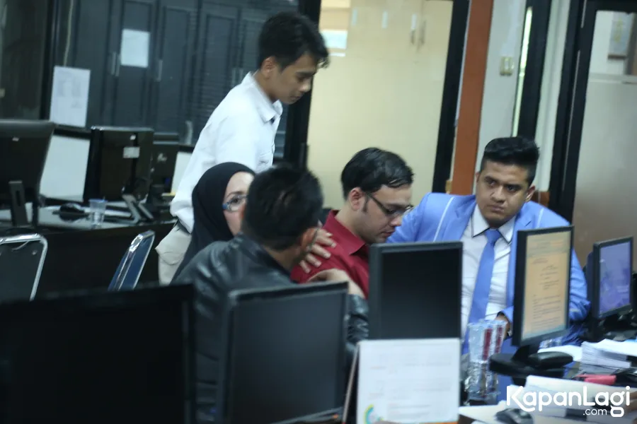 Sandy Tumiwa diamankan aparat Direktorat Reserse Kriminal Umum Polda Metro Jaya. ©KapanLagi.com/Agus Apriyanto