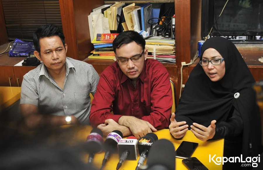 Di penjara, Sandy Tumiwa dijenguk istri yang baru dinikahinya. ©KapanLagi.com/Agus Apriyanto