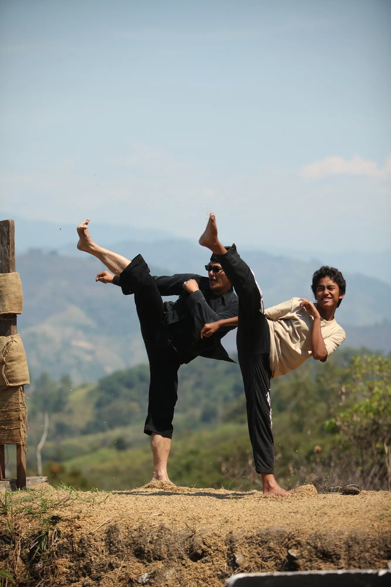 Semangat dan perjuangan menjadi tema utama cerita ini.