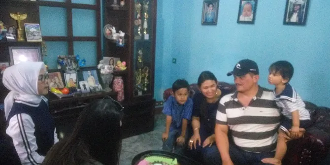 Clift Sangra bersama istri dan anak (credit: Kapanlagi.com)